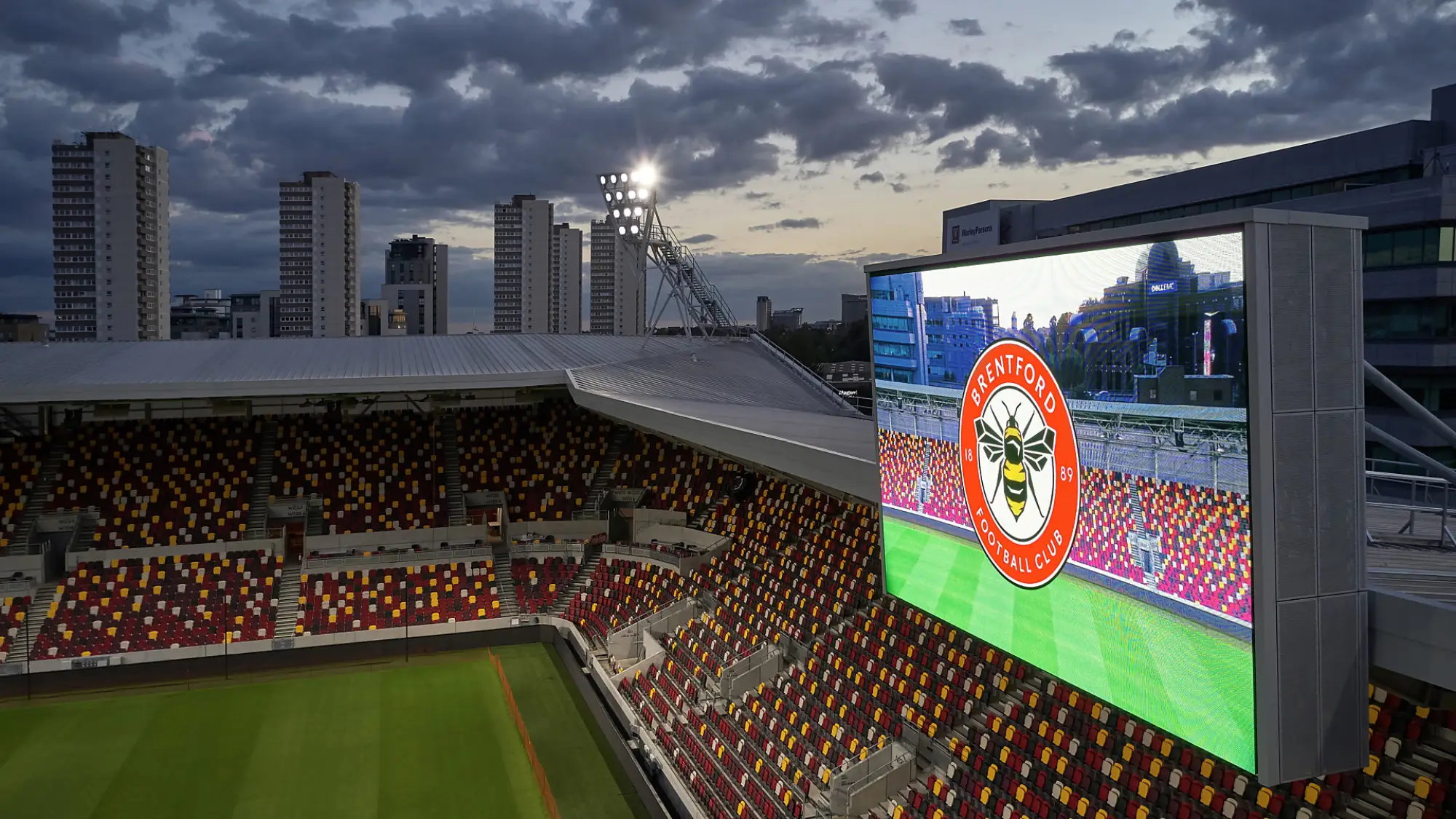 Rubber Mask pada Videotron Stadion