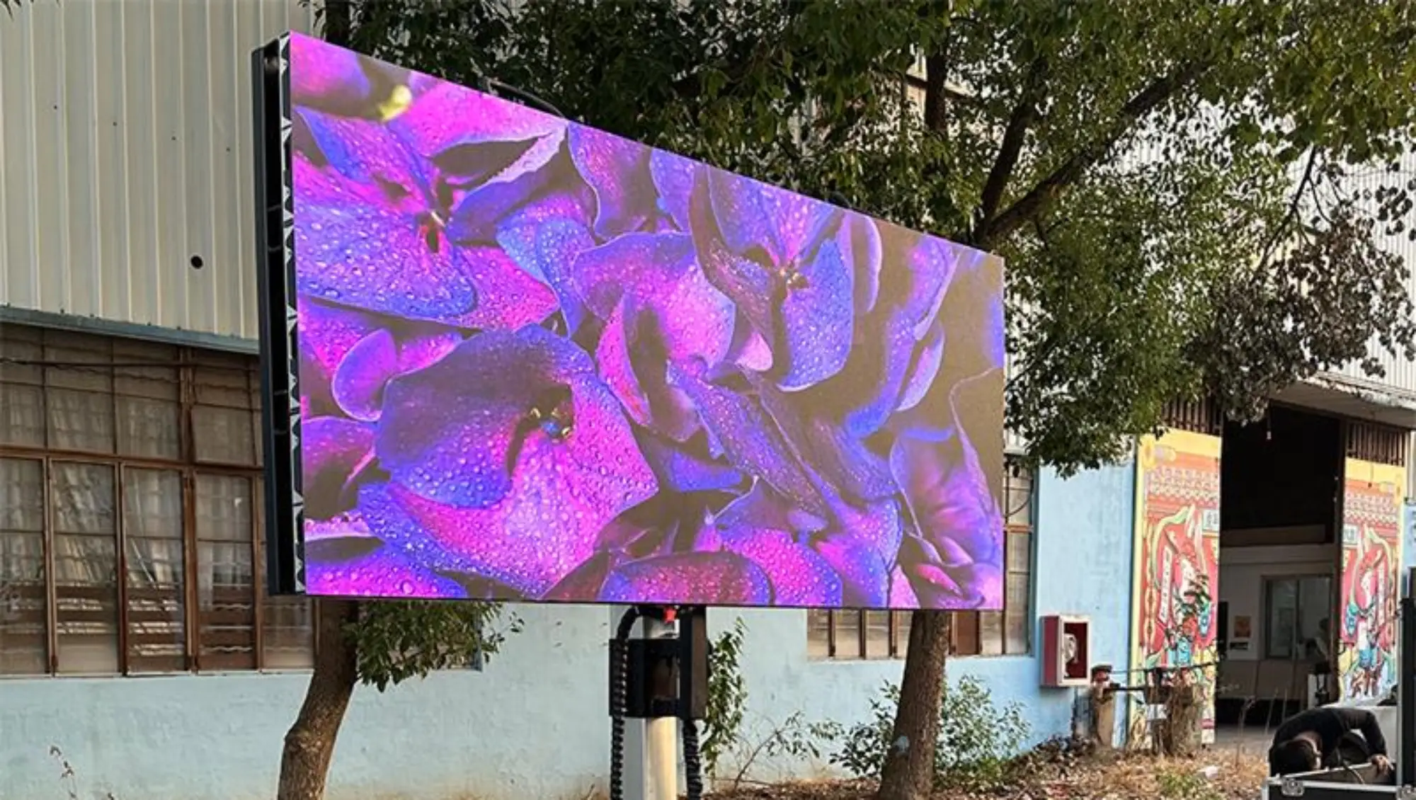 menyeimbangkan iklan videotron di ruang publik