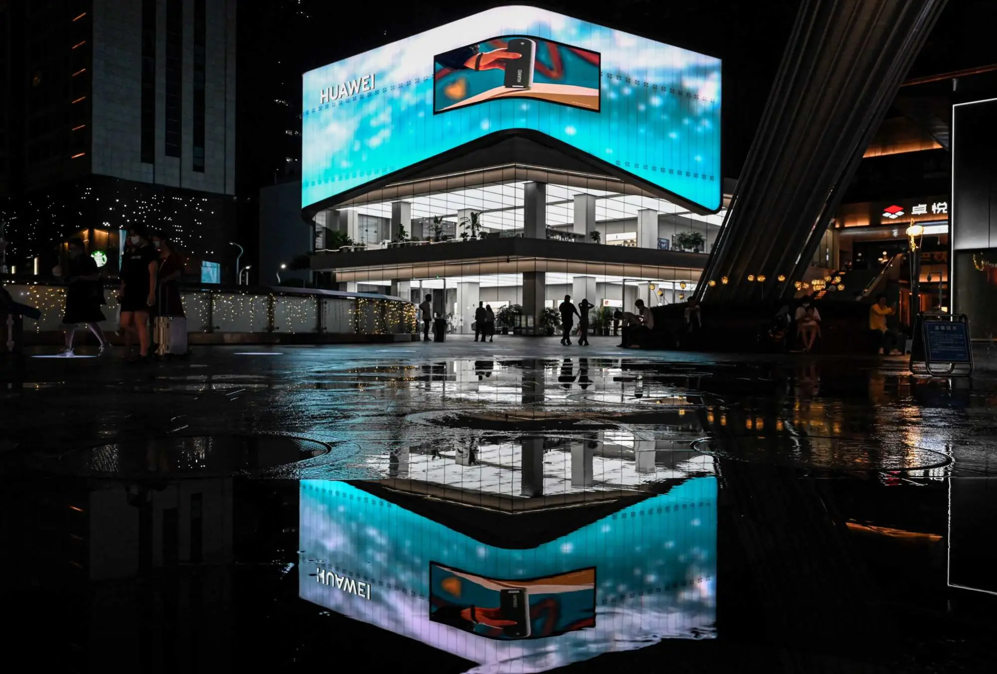Iklan Internal vs Pihak Ketiga (DOOH)