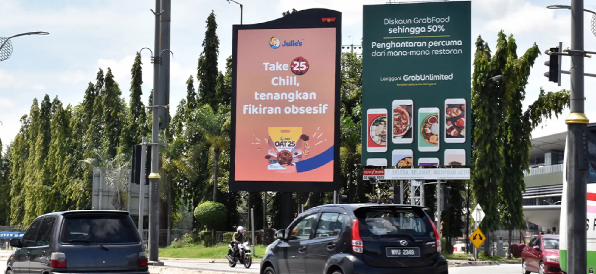 papan iklan di jalan