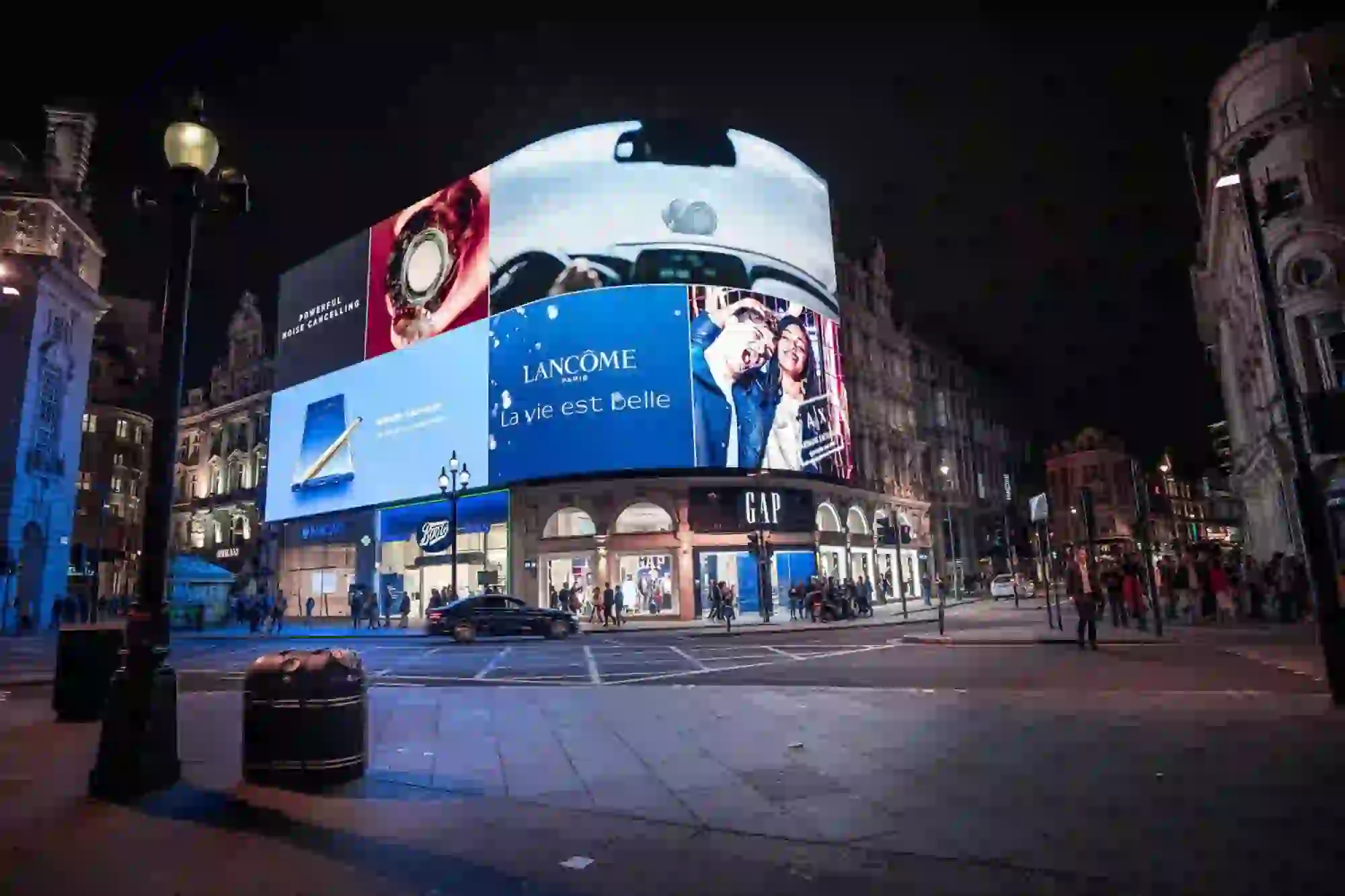 perbedaan videotron branding dan DOOH