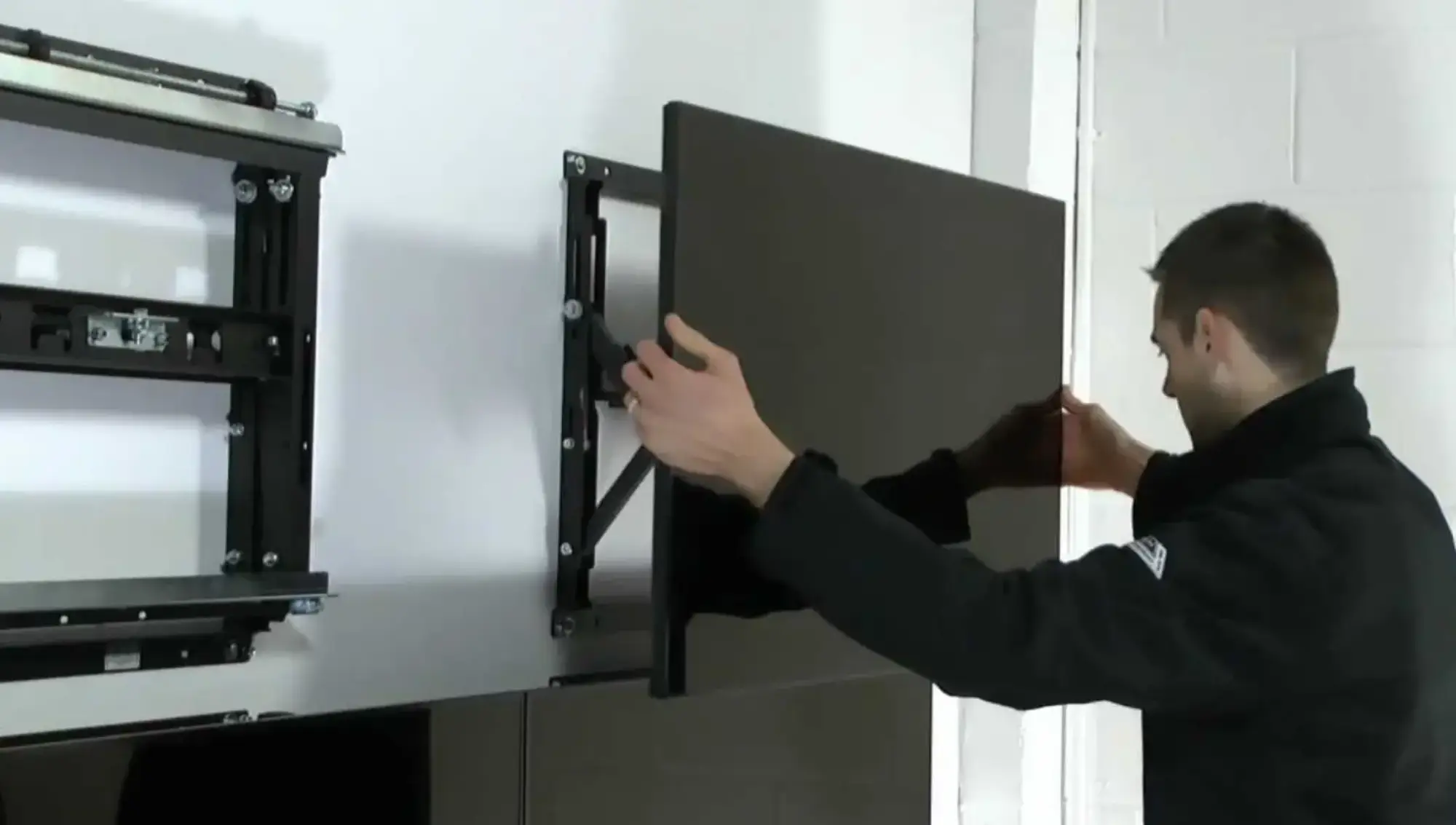 video wall bracket dipasang pada dinding gipsum