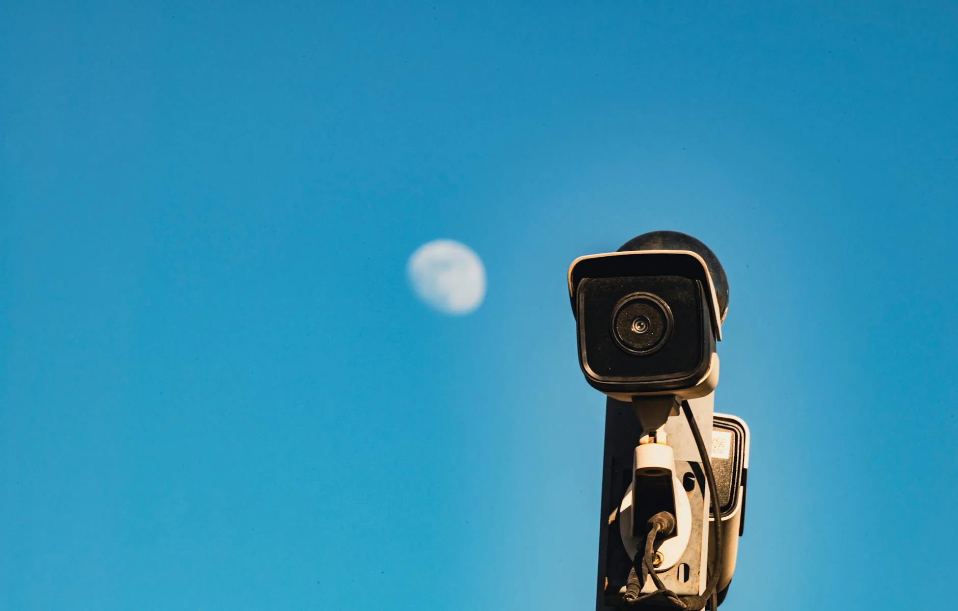 cctv rekam suara terpasang di ruangan kantor