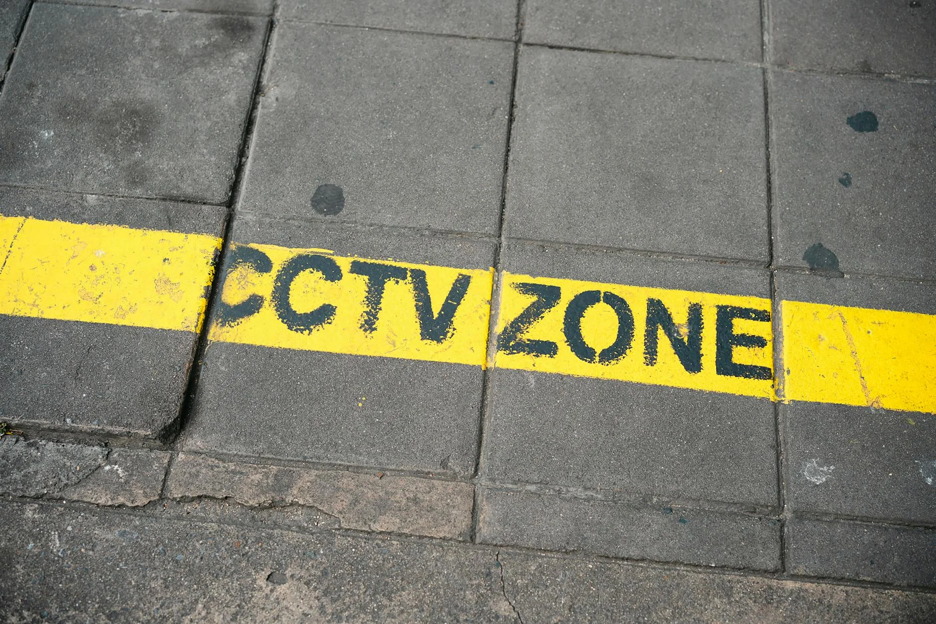 area diawasi cctv dengan penandaan jelas di gedung