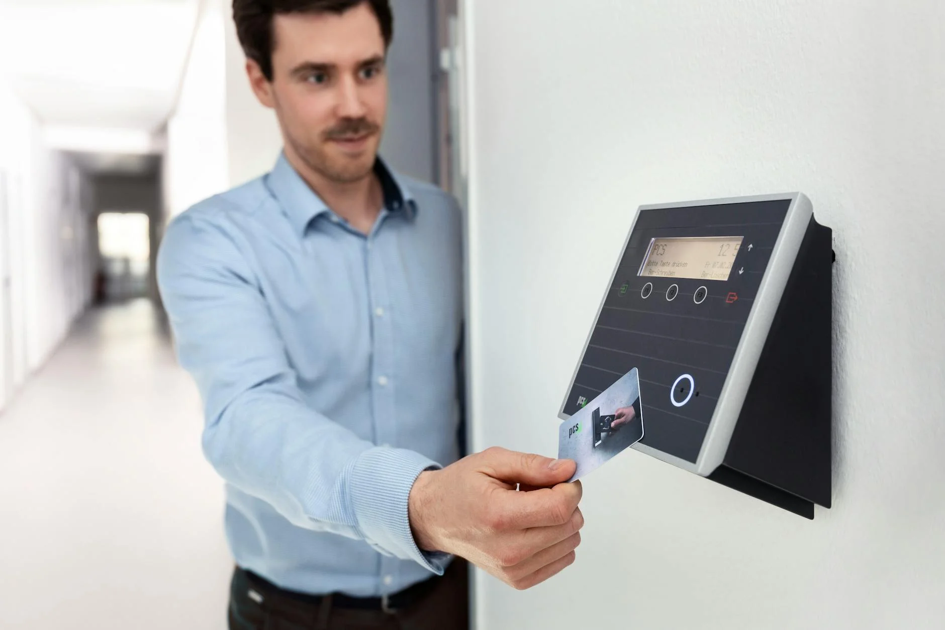access control system pada pintu gedung modern