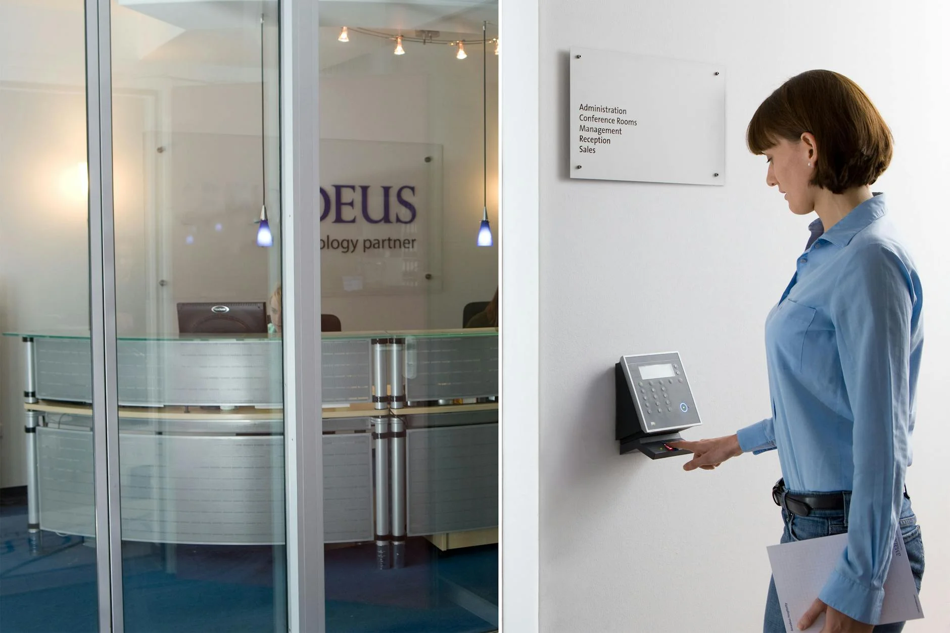 hikvision access control terpasang di pintu gedung modern