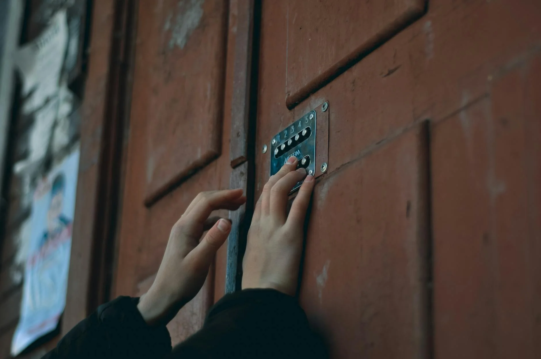 rfid access control untuk sistem keamanan akses tanpa kunci konvensional