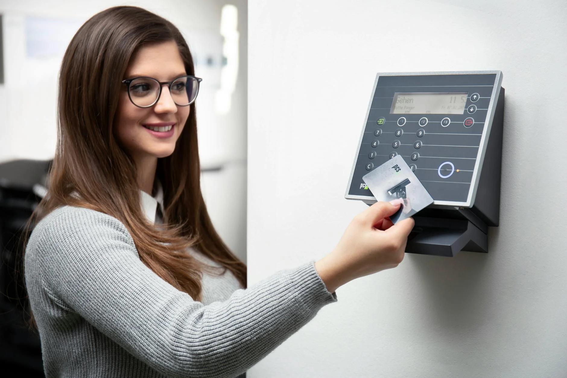 access control reader sebagai perangkat pembaca kartu keamanan akses