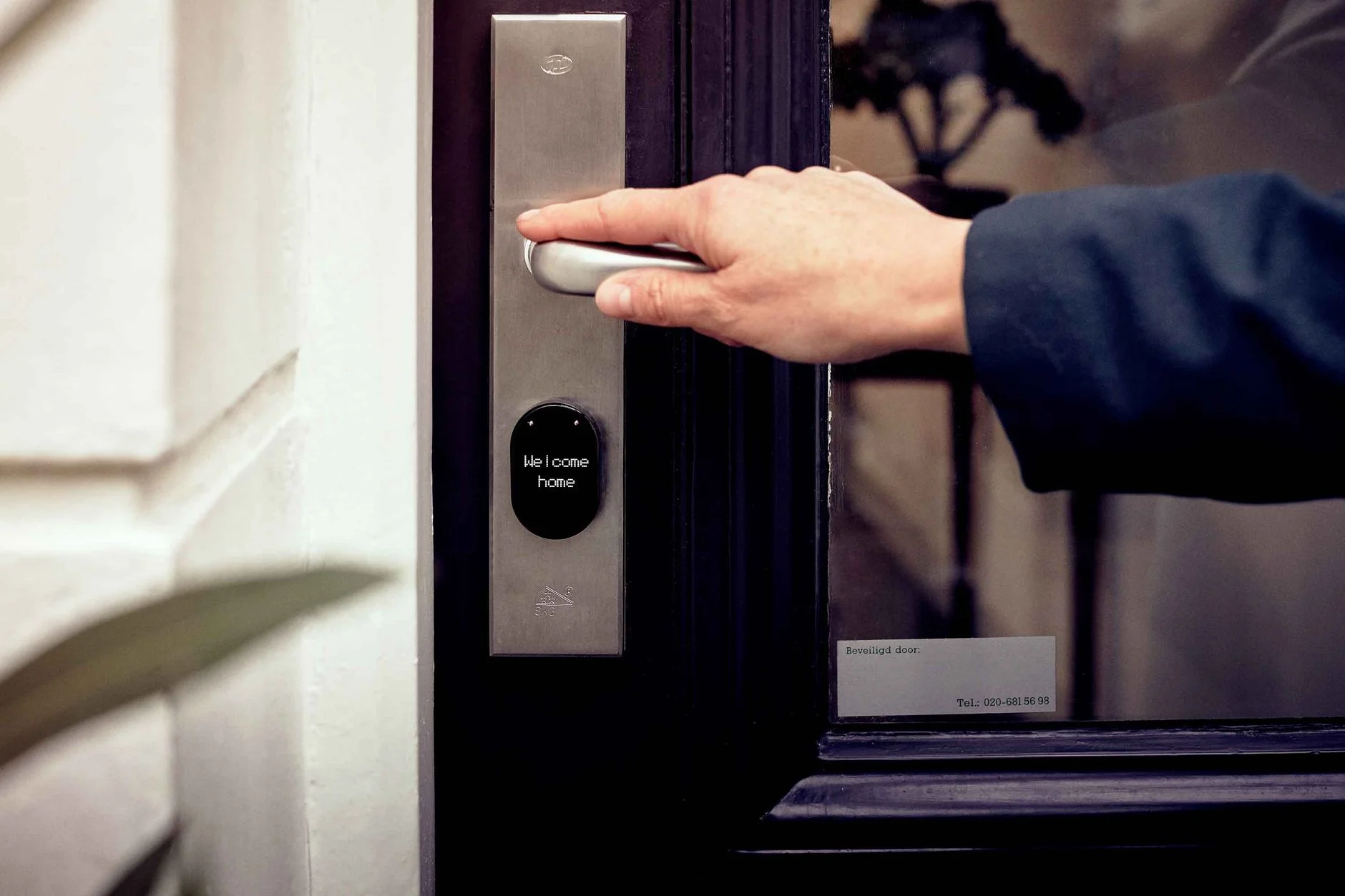 break glass access control pada pintu darurat