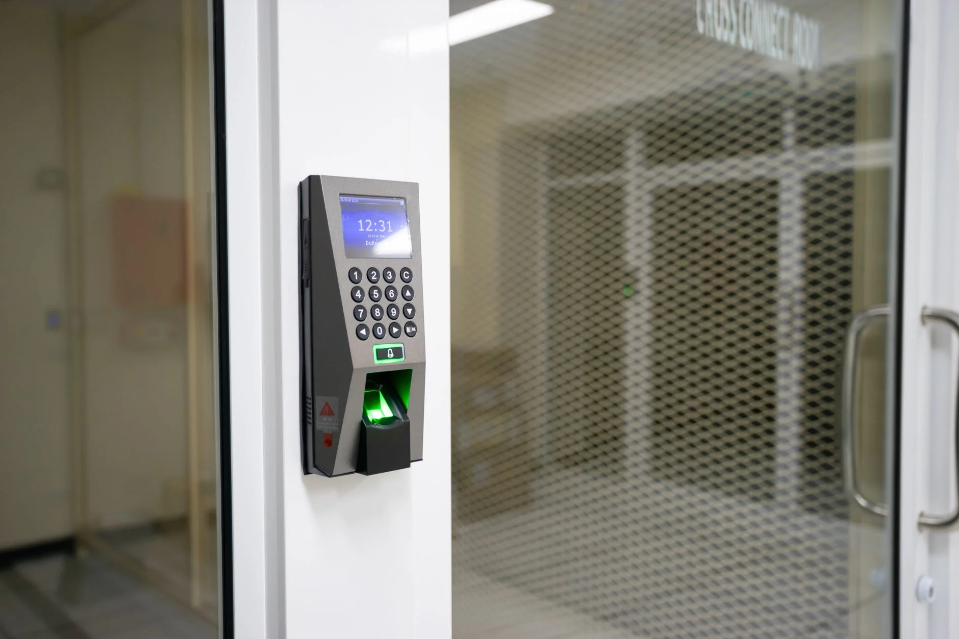 discretionary access control pada sistem keamanan data di kantor