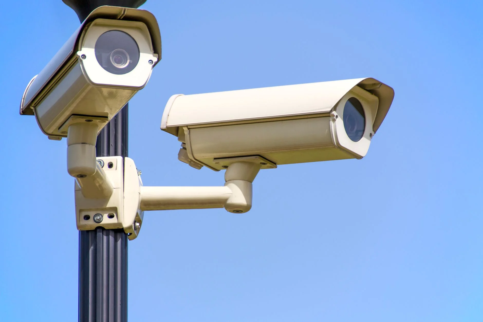 CCTV PTZ Hikvision memantau area luas dengan pan tilt zoom