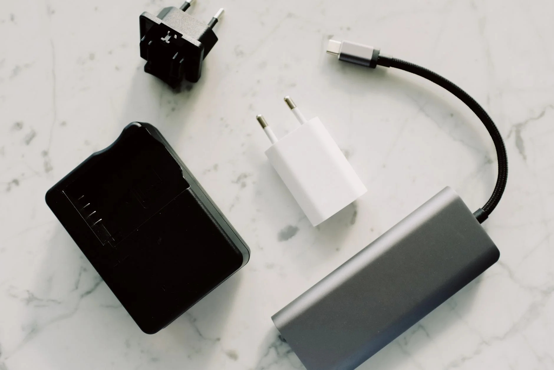 adaptor cctv hikvision original untuk stabilitas daya kamera