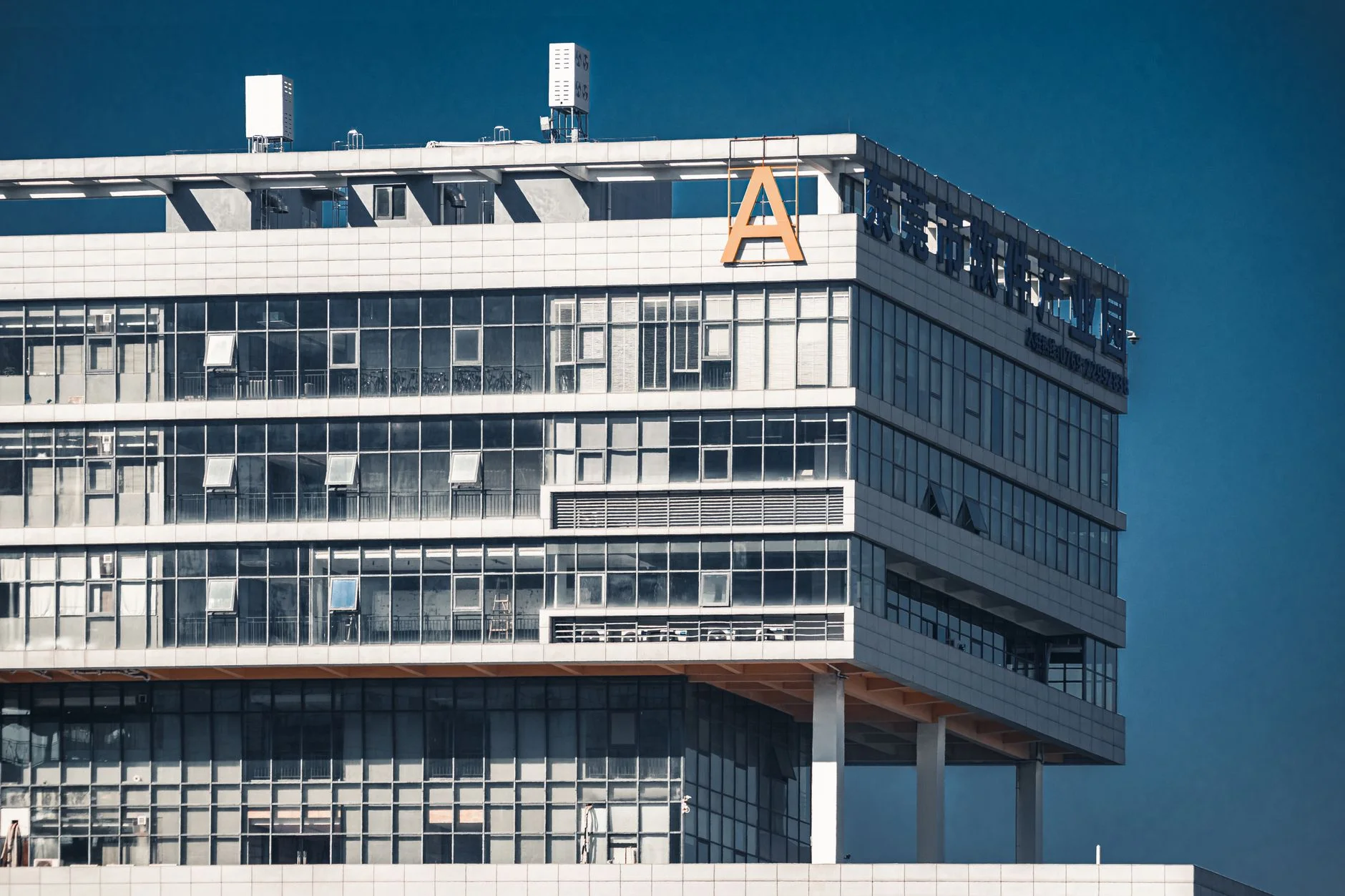 lift access control system untuk mengatur akses lantai di gedung bertingkat