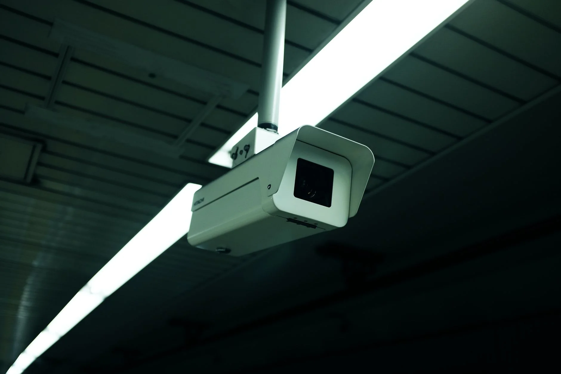 pexels-1781836096 ceiling cctv rapi di plafon untuk pengawasan ruangan estetik