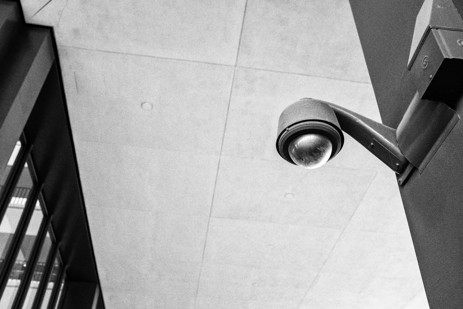 notifikasi email cctv mengirim peringatan otomatis saat gerakan terdeteksi