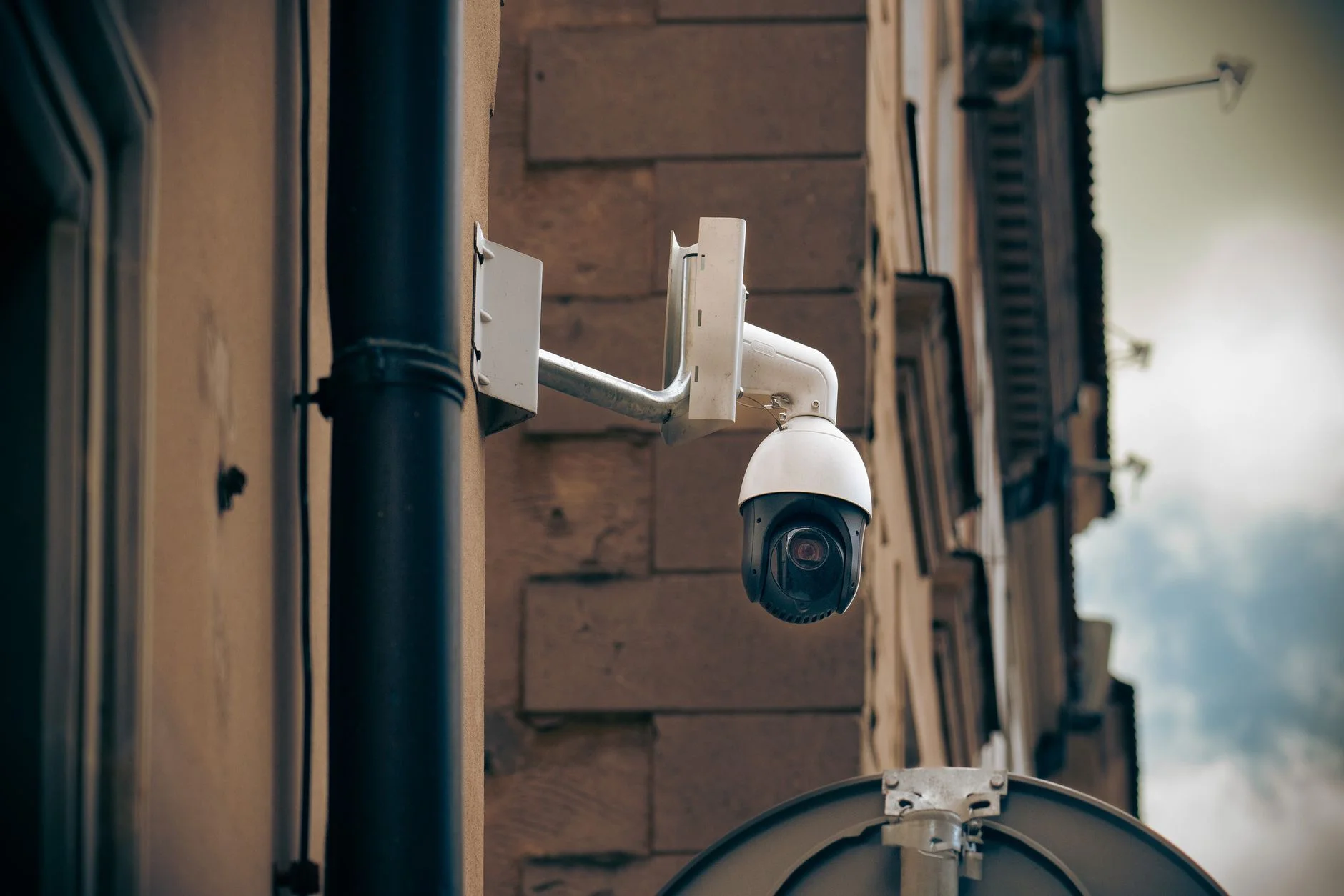 foto CCTV tersembunyi di ruangan hotel