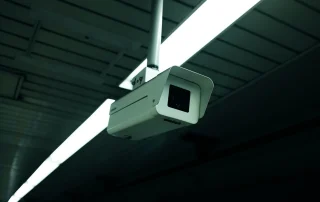 gambar pasang cctv di ruangan dengan posisi kamera ideal
