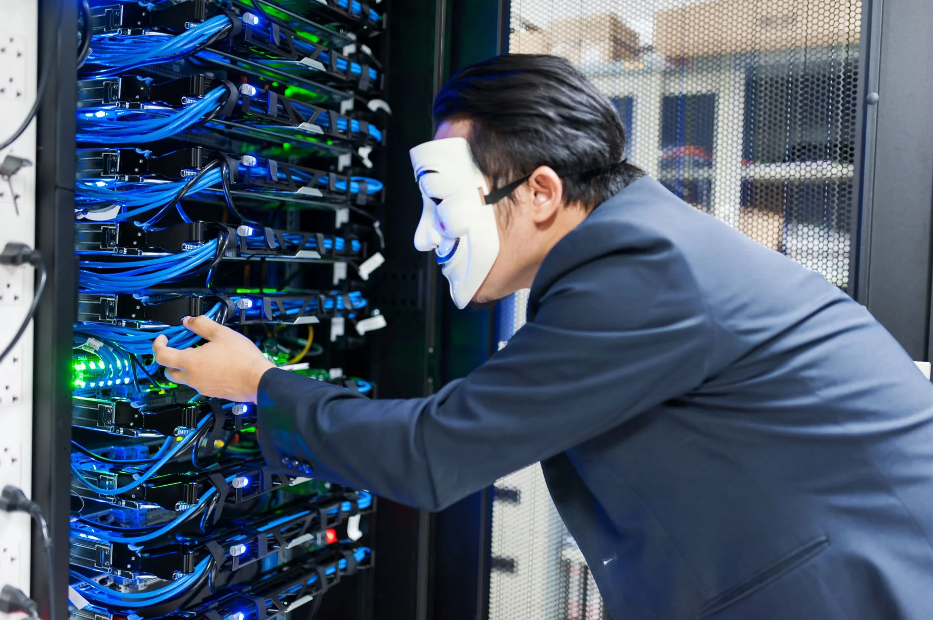 access control mongodb pada database server