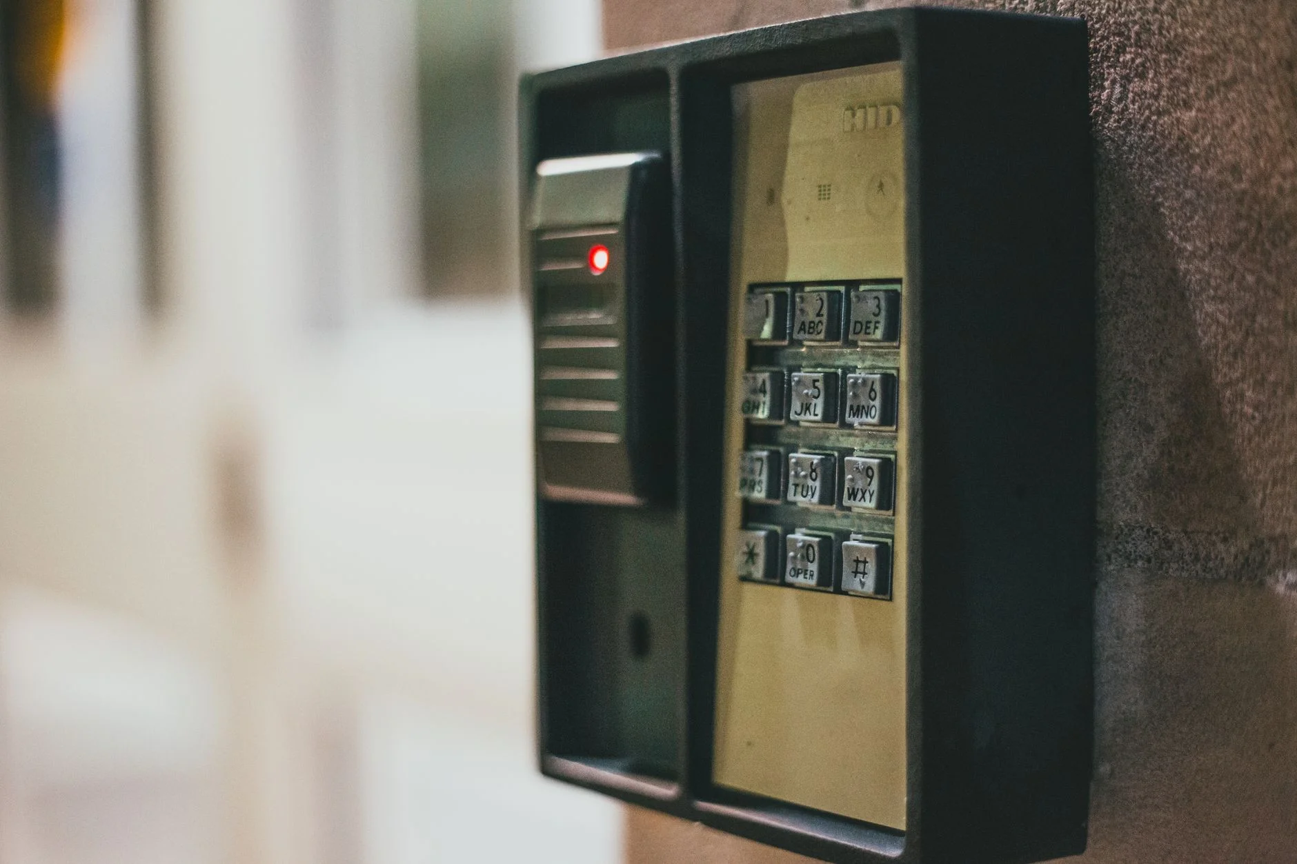 panel access control sebagai pusat kendali sistem akses pintu