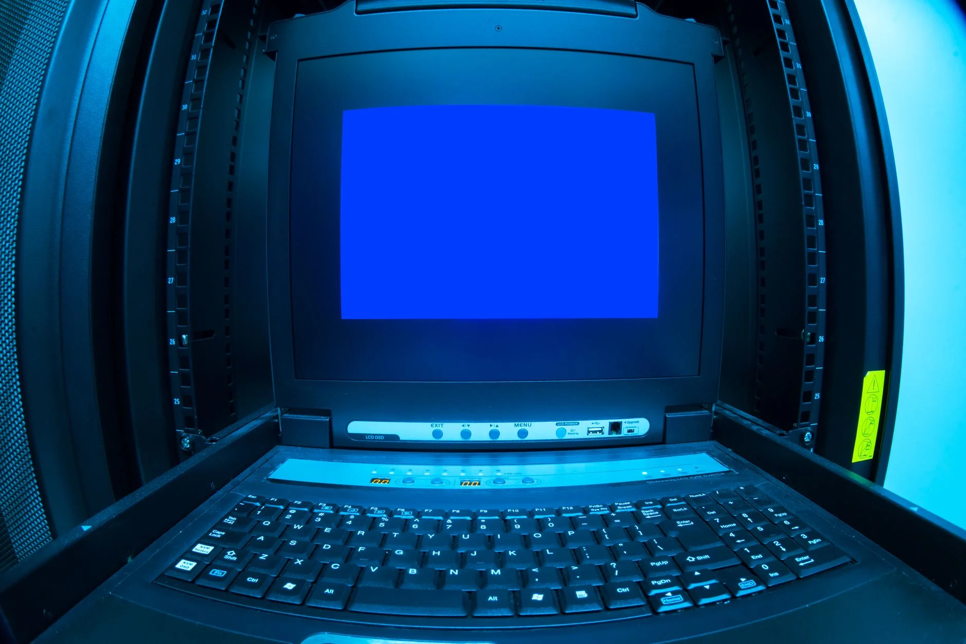 rack access control untuk mengamankan server dari akses tidak sah