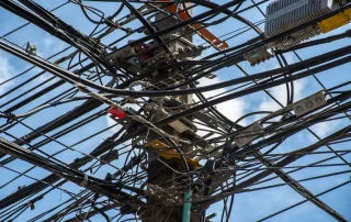 kabel cctv merah hitam pada instalasi kamera pengawas