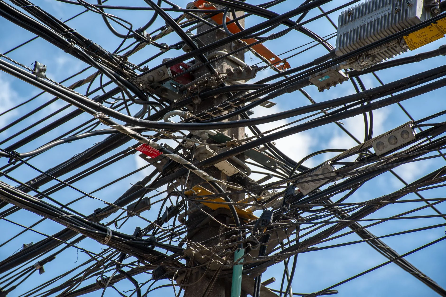 kabel cctv merah hitam pada instalasi kamera pengawas