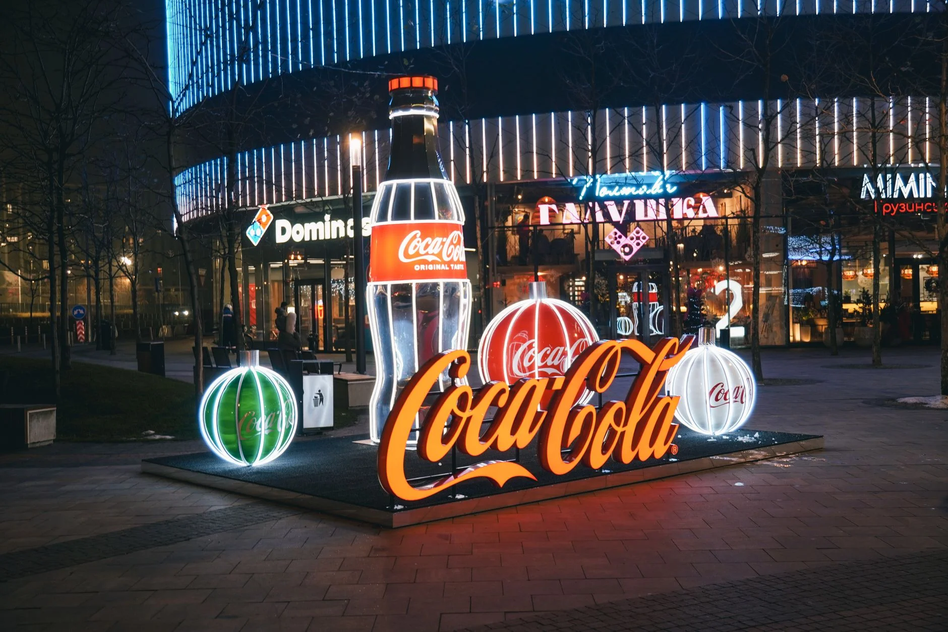screen LED sebagai pusat perhatian visual di ruang publik