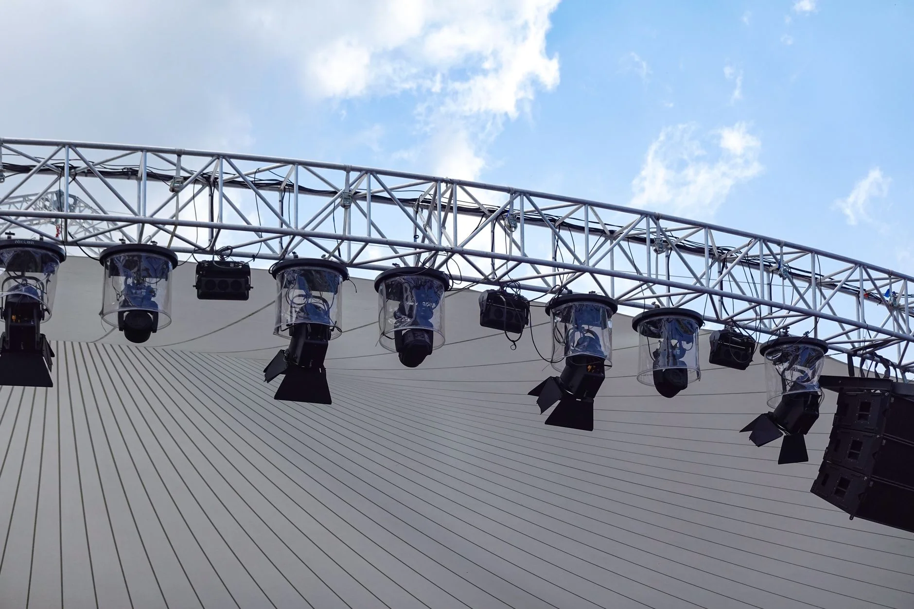 Ukuran videotron panggung yang ideal untuk konser