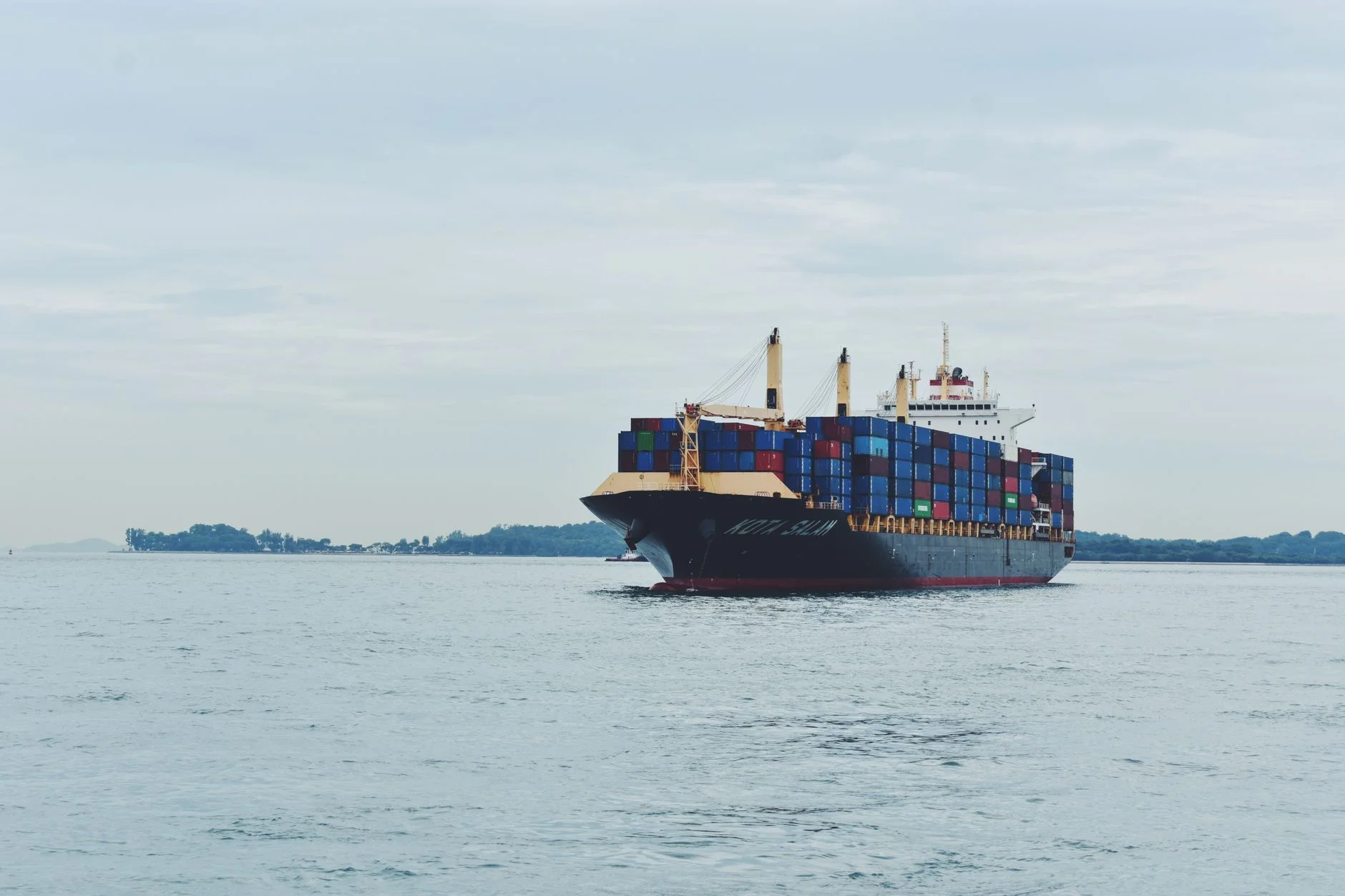 Sistem identifikasi kontainer otomatis untuk pengawasan logistik