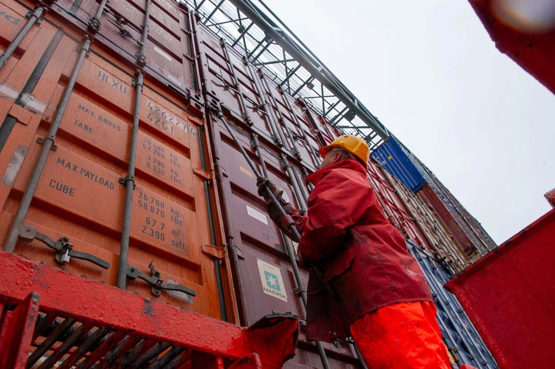 kamera pengawas cargo container di pelabuhan