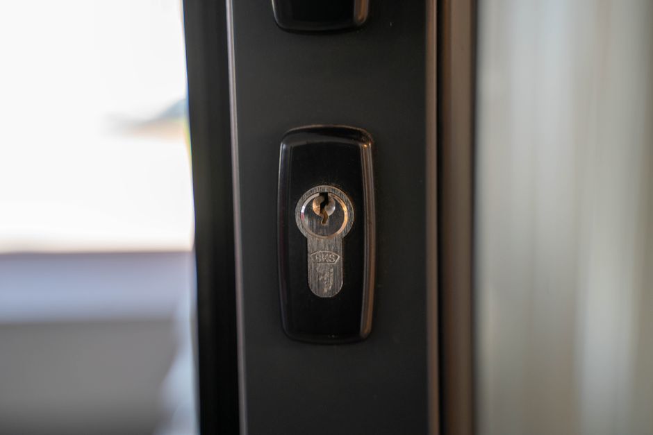 Apa fungsi Dropbolt Lock untuk Pintu Kaca dan Frameless