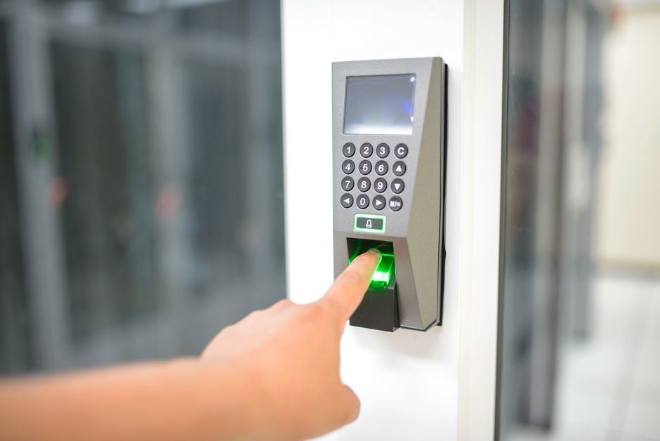 Biometric Access Control Data Center untuk Keamanan Fisik