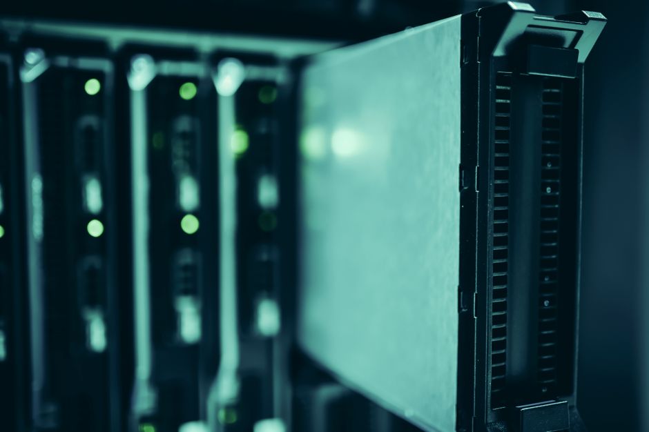Enterprise Security Monitoring untuk Perlindungan Server Bisnis