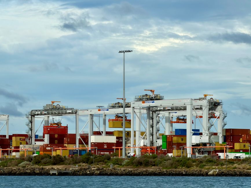 Vendor Sistem Deteksi Kontainer Andal untuk Operasional Port