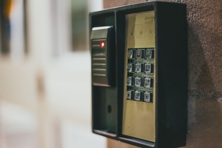 Data Center Door Access Control Solusi Akses Pusat Data